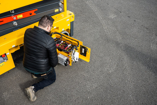 La Corretta Manutenzione di una Piattaforma Aerea Verticale Elettrica