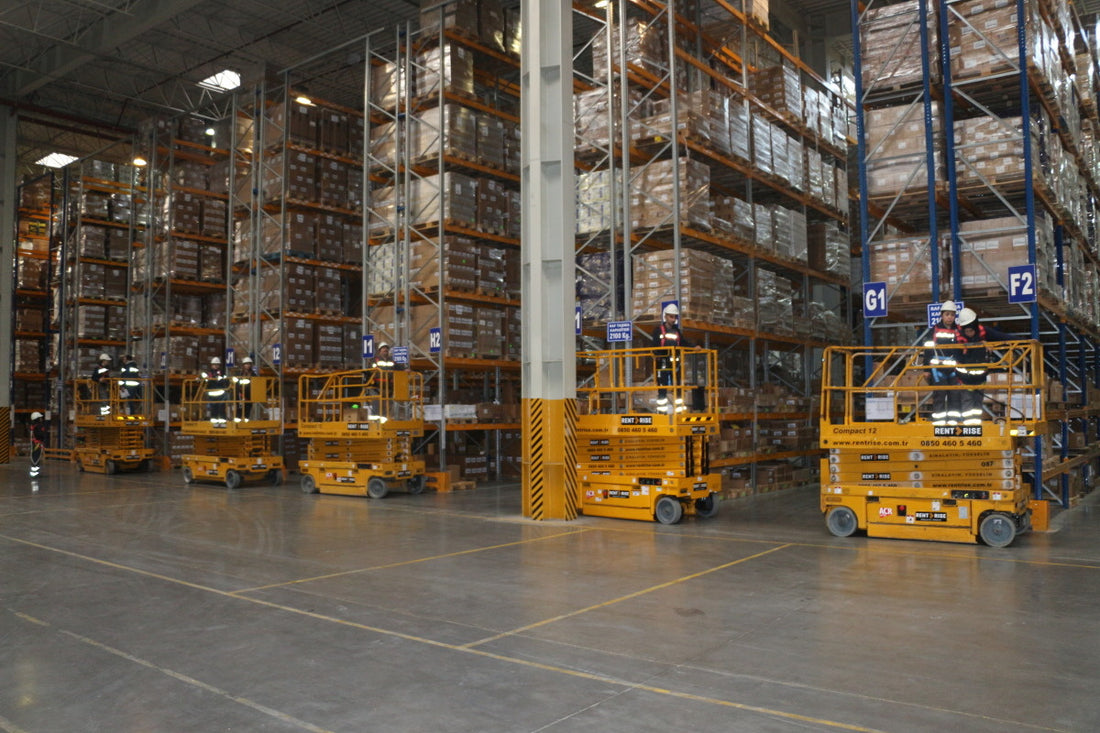 Perché Noleggiare una Piattaforma Aerea Invece di Acquistarla: Vantaggi e Considerazioni