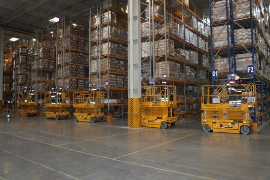 Perché Noleggiare una Piattaforma Aerea Invece di Acquistarla: Vantaggi e Considerazioni