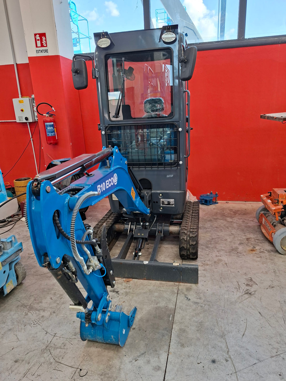Mini escavatore Rippa R10 cabinato da 10 quintali in vendita