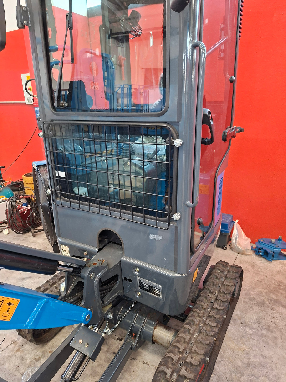Mini escavatore Rippa R10 cabinato da 10 quintali in vendita