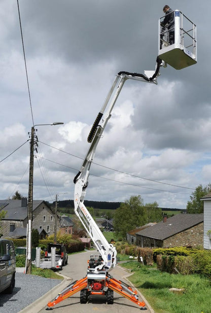 R130: piattaforma aerea cingolata da 12,20 m