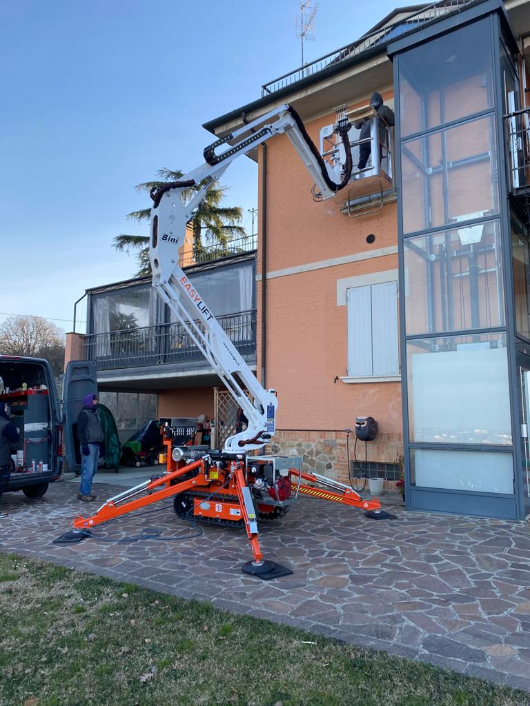 R130: piattaforma aerea cingolata da 12,20 m