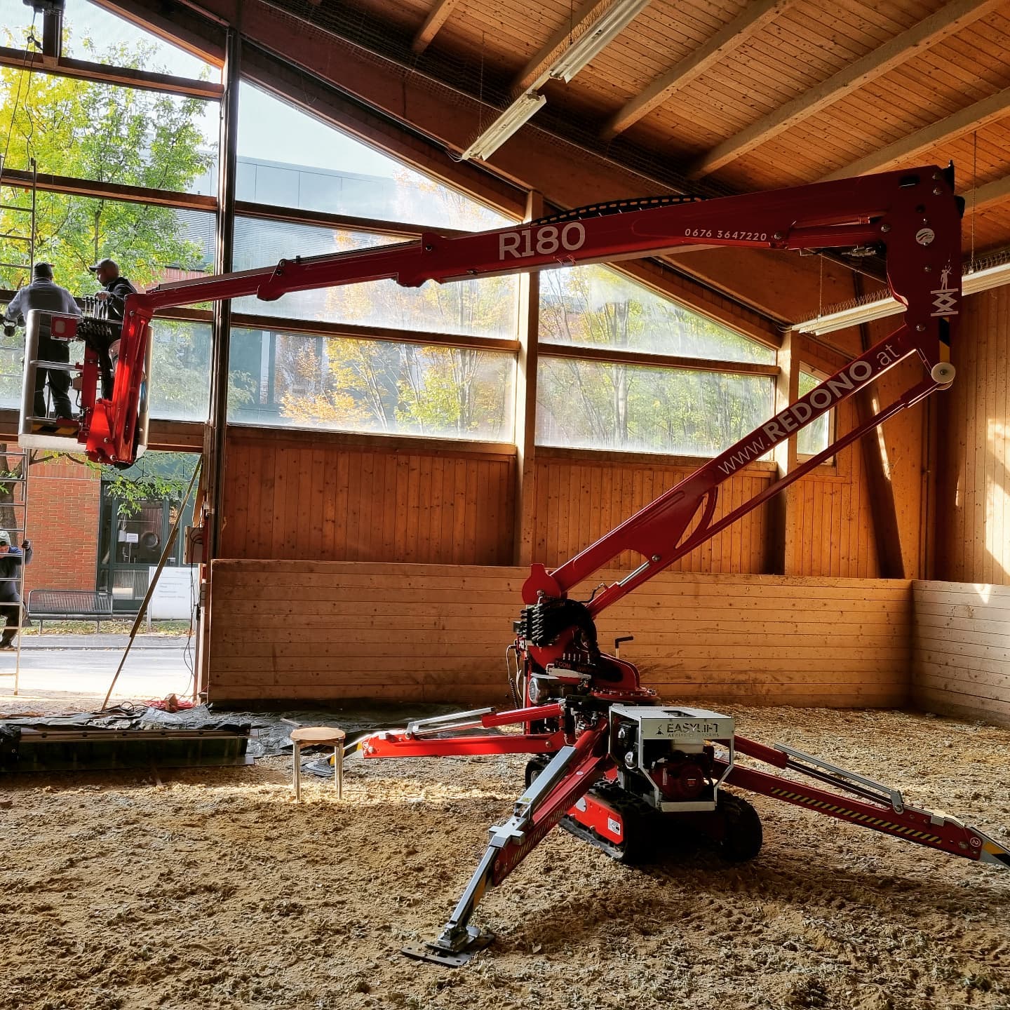 R180: piattaforma aerea cingolata da 17,60 m