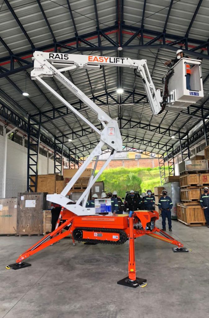 RA15: piattaforma aerea cingolata da 15 m